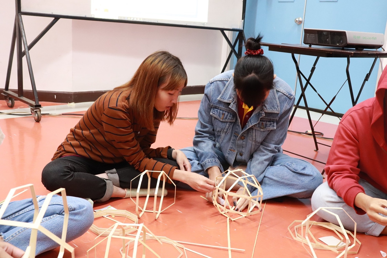 คณะรัฐศาสตร์และสังคมศาสตร์ ร่วมกับคณะศิลปศาสตร์ มหาวิทยาลัยพะเยา จัดโครงการทำนุบำรุงศิลปและวัฒนธรรม ประดิษฐ์โคมแขวนแบบล้านนา 