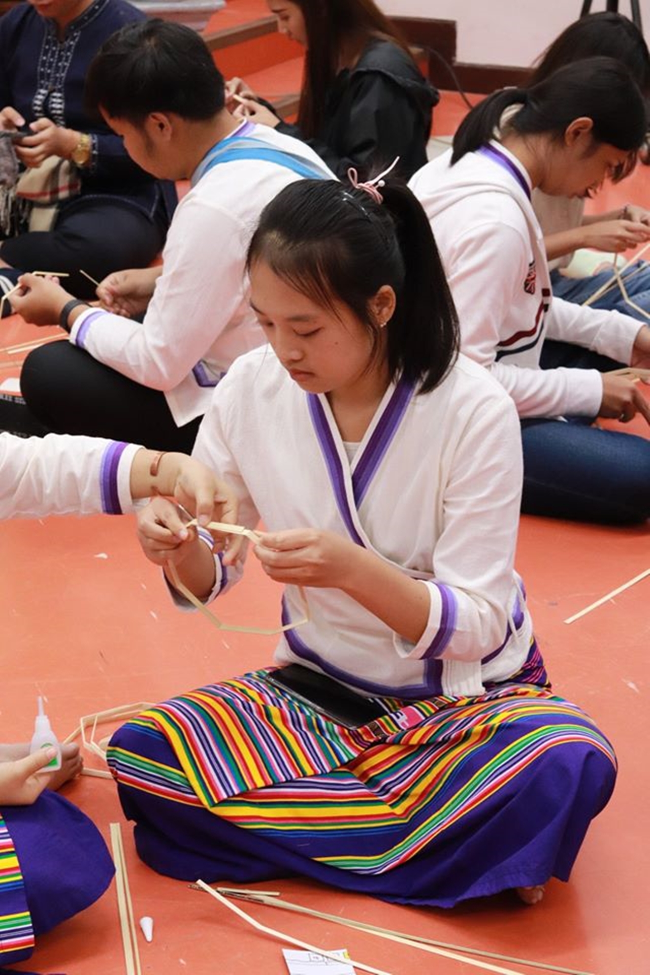 คณะรัฐศาสตร์และสังคมศาสตร์ ร่วมกับคณะศิลปศาสตร์ มหาวิทยาลัยพะเยา จัดโครงการทำนุบำรุงศิลปและวัฒนธรรม ประดิษฐ์โคมแขวนแบบล้านนา 