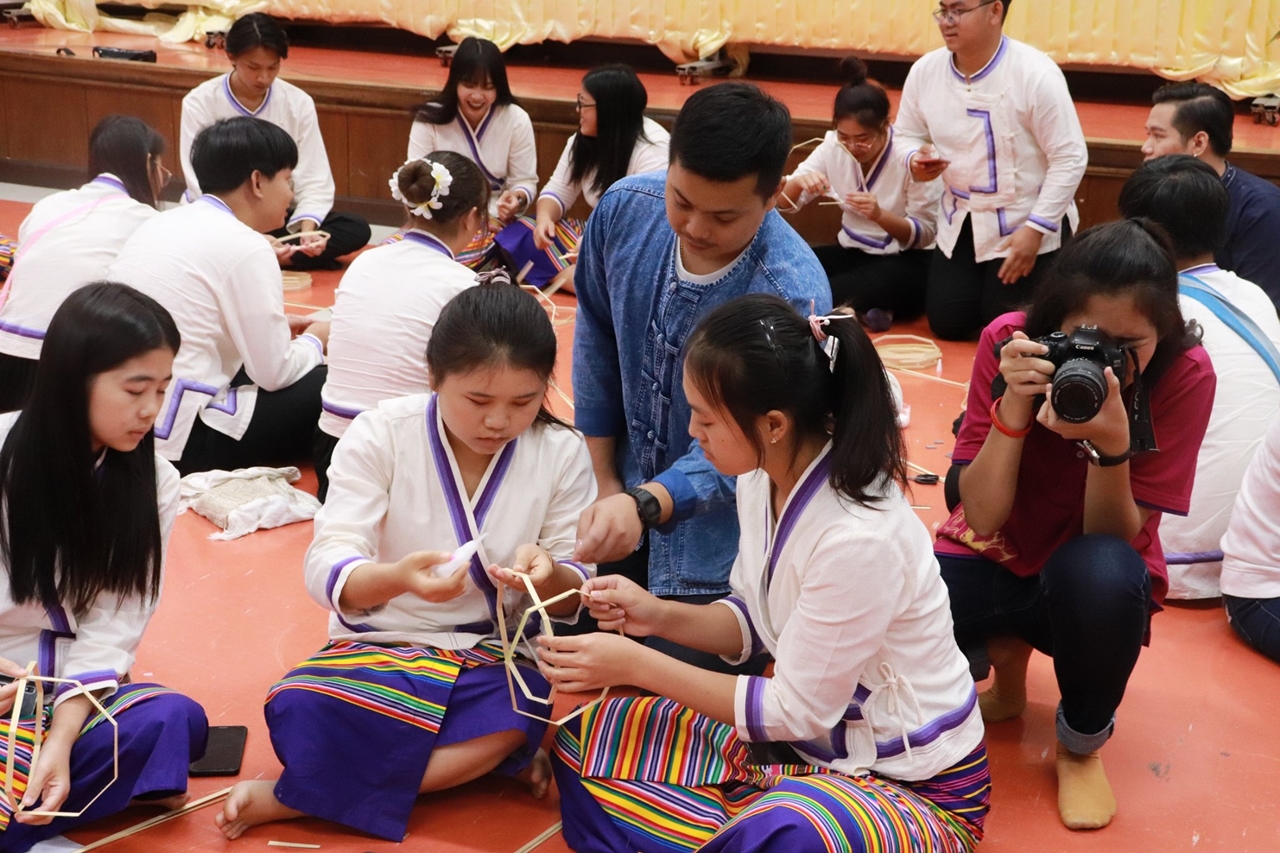 คณะรัฐศาสตร์และสังคมศาสตร์ ร่วมกับคณะศิลปศาสตร์ มหาวิทยาลัยพะเยา จัดโครงการทำนุบำรุงศิลปและวัฒนธรรม ประดิษฐ์โคมแขวนแบบล้านนา 