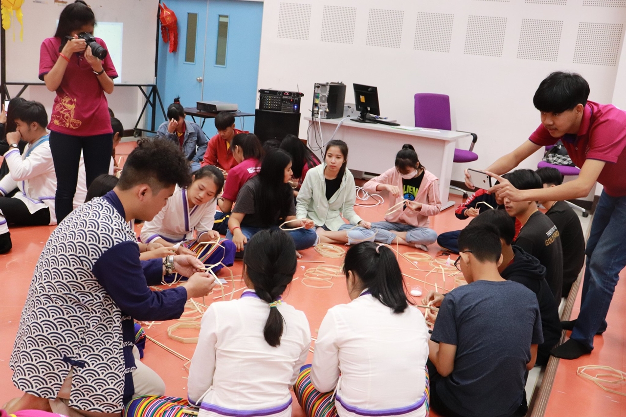 คณะรัฐศาสตร์และสังคมศาสตร์ ร่วมกับคณะศิลปศาสตร์ มหาวิทยาลัยพะเยา จัดโครงการทำนุบำรุงศิลปและวัฒนธรรม ประดิษฐ์โคมแขวนแบบล้านนา 