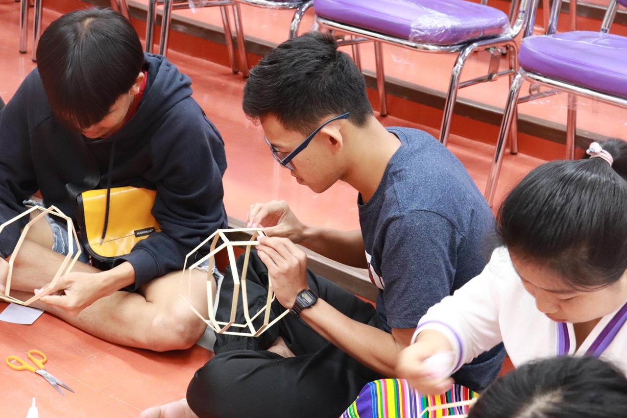 คณะรัฐศาสตร์และสังคมศาสตร์ ร่วมกับคณะศิลปศาสตร์ มหาวิทยาลัยพะเยา จัดโครงการทำนุบำรุงศิลปและวัฒนธรรม ประดิษฐ์โคมแขวนแบบล้านนา 