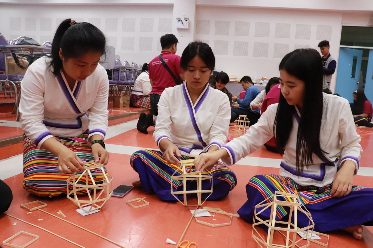 คณะรัฐศาสตร์และสังคมศาสตร์ ร่วมกับคณะศิลปศาสตร์ มหาวิทยาลัยพะเยา จัดโครงการทำนุบำรุงศิลปและวัฒนธรรม ประดิษฐ์โคมแขวนแบบล้านนา 