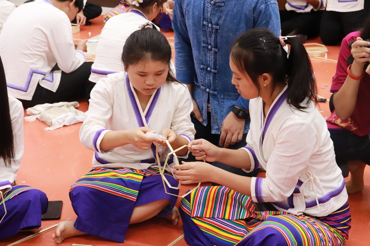 คณะรัฐศาสตร์และสังคมศาสตร์ ร่วมกับคณะศิลปศาสตร์ มหาวิทยาลัยพะเยา จัดโครงการทำนุบำรุงศิลปและวัฒนธรรม ประดิษฐ์โคมแขวนแบบล้านนา 