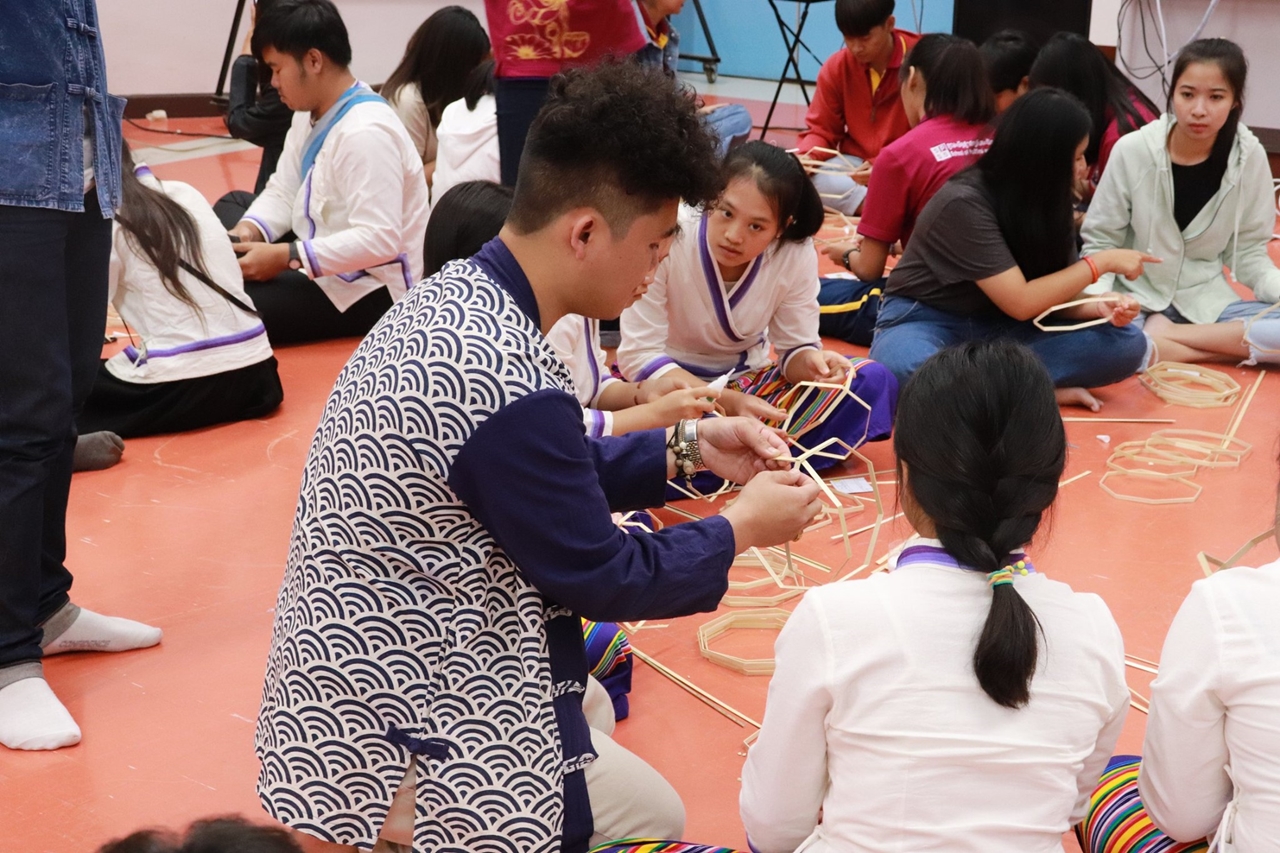 คณะรัฐศาสตร์และสังคมศาสตร์ ร่วมกับคณะศิลปศาสตร์ มหาวิทยาลัยพะเยา จัดโครงการทำนุบำรุงศิลปและวัฒนธรรม ประดิษฐ์โคมแขวนแบบล้านนา 