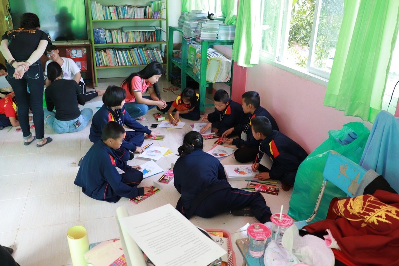 หน่วยกิจการนิสิต และสโมสรนิสิตคณะรัฐศาสตร์และสังคมศาสตร์ มหาวิทยาลัยพะเยา  ดำเนินโครงการส่งเสริมและพัฒนานิสิต กิจกรรมที่ 1 รัฐ-พัฒสัมพันธ์สร้างการเรียนรู้สู่ชุมชน ณ โรงเรียนริมวัง 2 ตำบลป่าหุ่ง อำเภอพาน จังหวัดเชียงราย