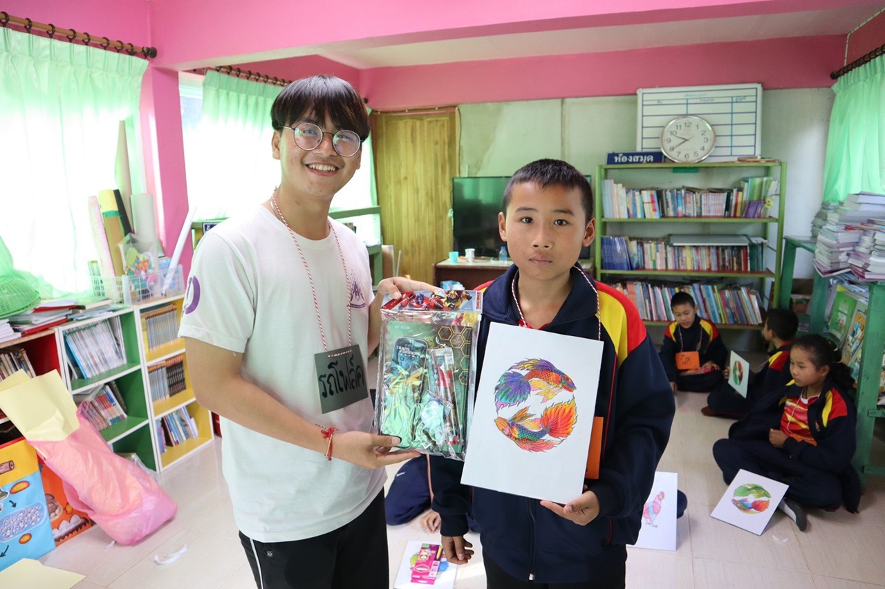 หน่วยกิจการนิสิต และสโมสรนิสิตคณะรัฐศาสตร์และสังคมศาสตร์ มหาวิทยาลัยพะเยา  ดำเนินโครงการส่งเสริมและพัฒนานิสิต กิจกรรมที่ 1 รัฐ-พัฒสัมพันธ์สร้างการเรียนรู้สู่ชุมชน ณ โรงเรียนริมวัง 2 ตำบลป่าหุ่ง อำเภอพาน จังหวัดเชียงราย