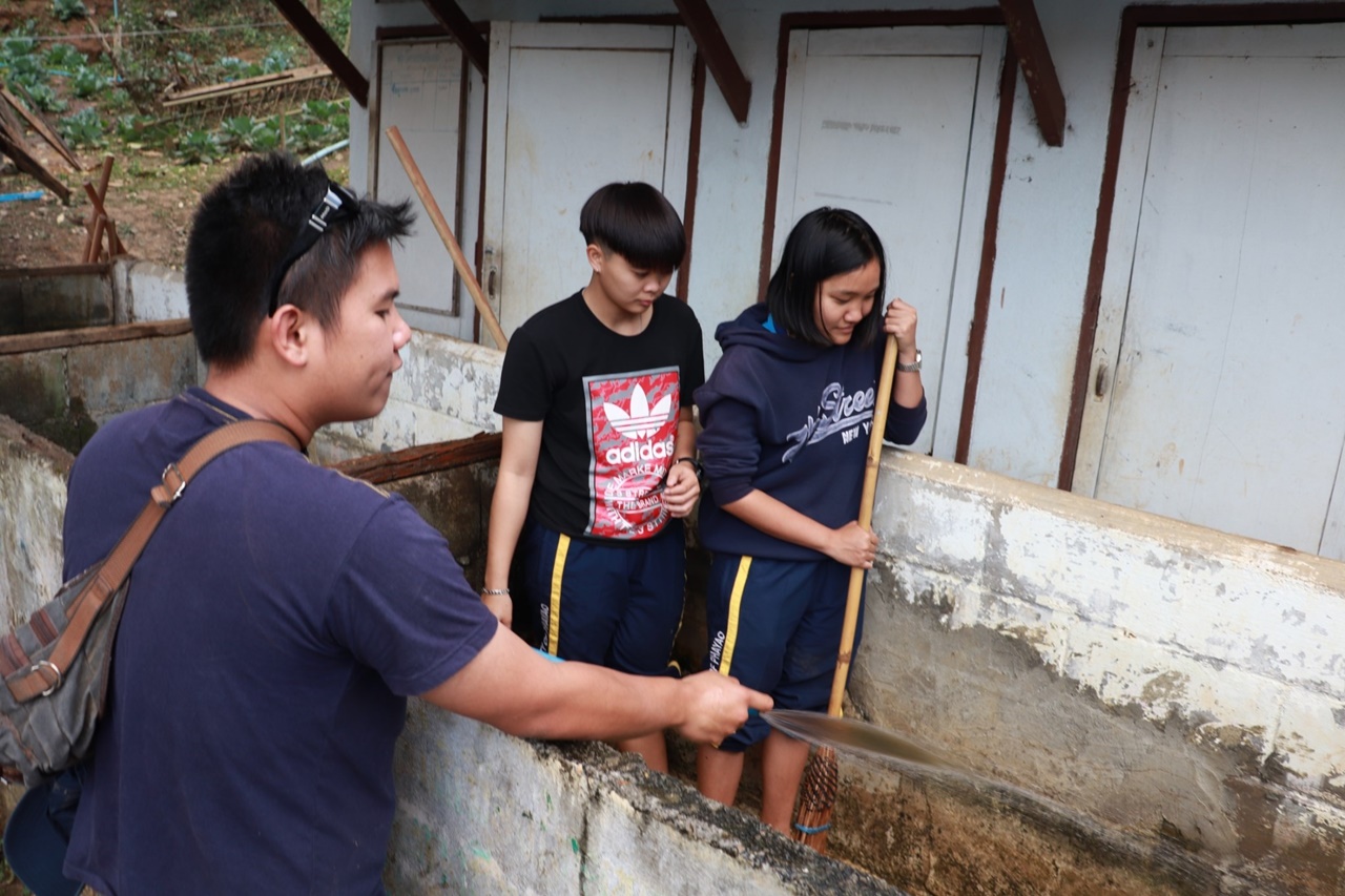 หน่วยกิจการนิสิต และสโมสรนิสิตคณะรัฐศาสตร์และสังคมศาสตร์ มหาวิทยาลัยพะเยา  ดำเนินโครงการส่งเสริมและพัฒนานิสิต กิจกรรมที่ 1 รัฐ-พัฒสัมพันธ์สร้างการเรียนรู้สู่ชุมชน ณ โรงเรียนริมวัง 2 ตำบลป่าหุ่ง อำเภอพาน จังหวัดเชียงราย