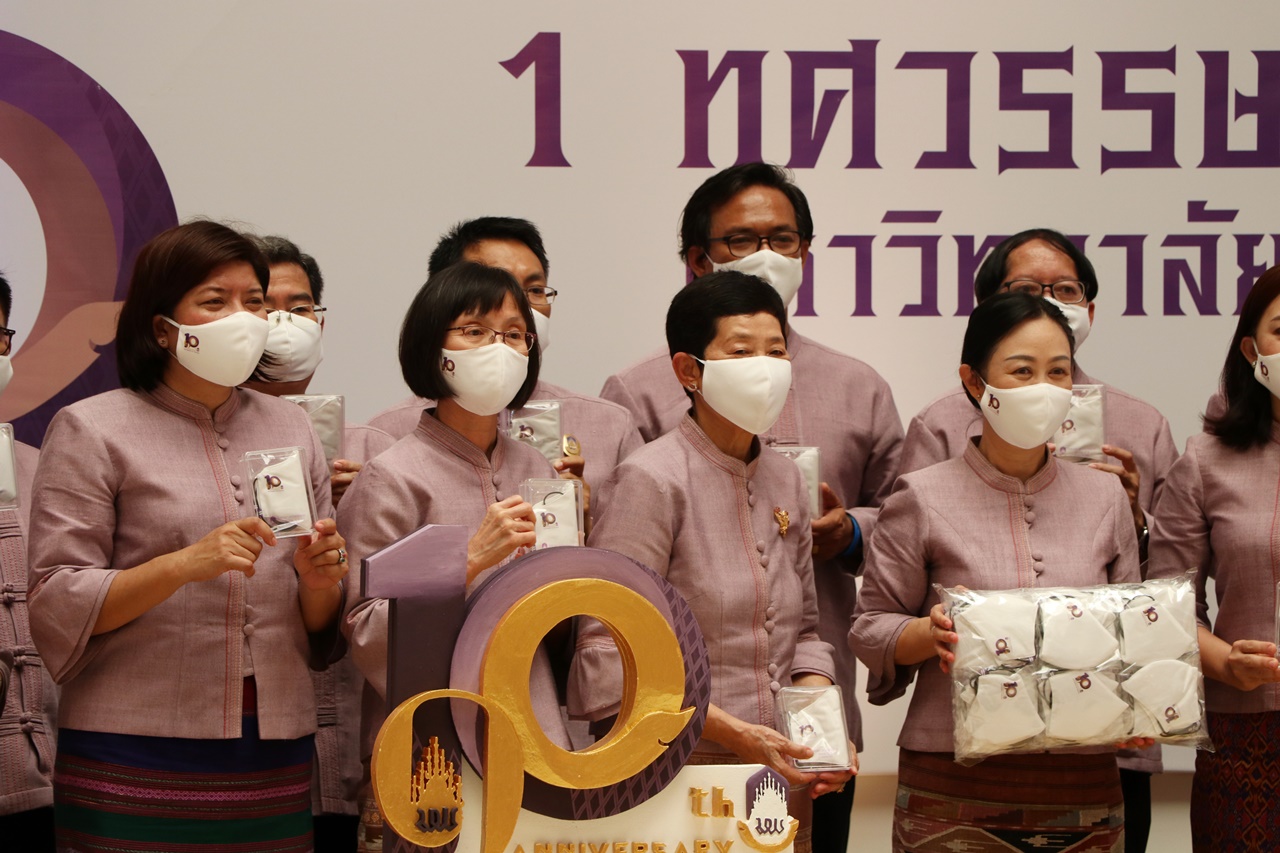 คณะรัฐศาสตร์และสังคมศาสตร์ มหาวิทยาลัยพะเยา ร่วมพิธีเปิดนิทรรศการ ๑๐ ปีมหาวิทยาลัยสร้างปัญญา เพื่อนวัตกรรมชุมชน สู่สากล   ๑ ทศวรรษ มหาวิทยาลัยพะเยา