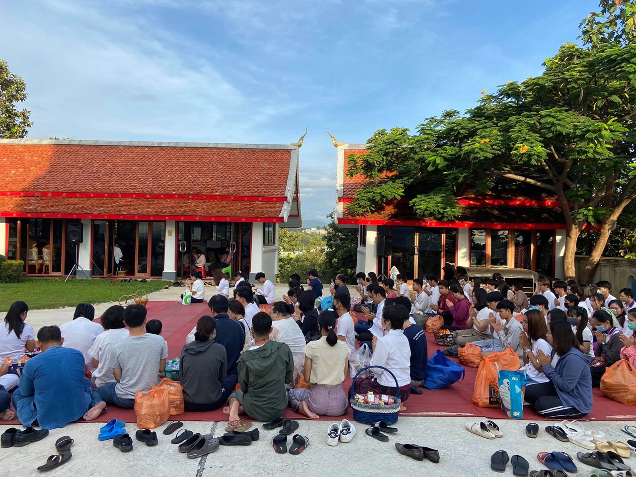 คณะรัฐศาสตร์และสังคมศาสตร์ มหาวิทยาลัยพะเยา ร่วมประเพณีตักบาตรเทโวโรหณะ เนื่องในวันมหาปวารณาออกพรรษา ประจำปี 2563