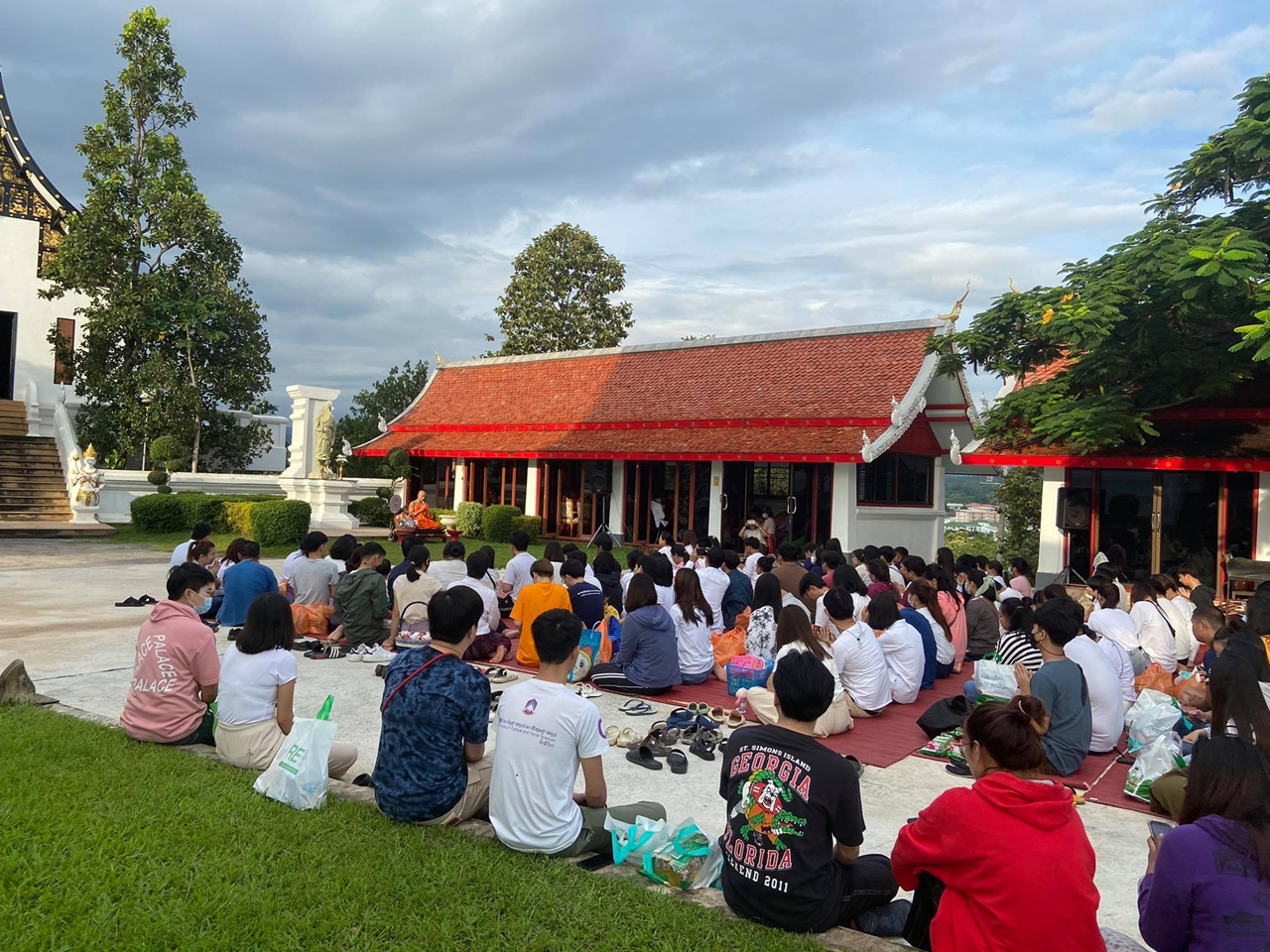 คณะรัฐศาสตร์และสังคมศาสตร์ มหาวิทยาลัยพะเยา ร่วมประเพณีตักบาตรเทโวโรหณะ เนื่องในวันมหาปวารณาออกพรรษา ประจำปี 2563