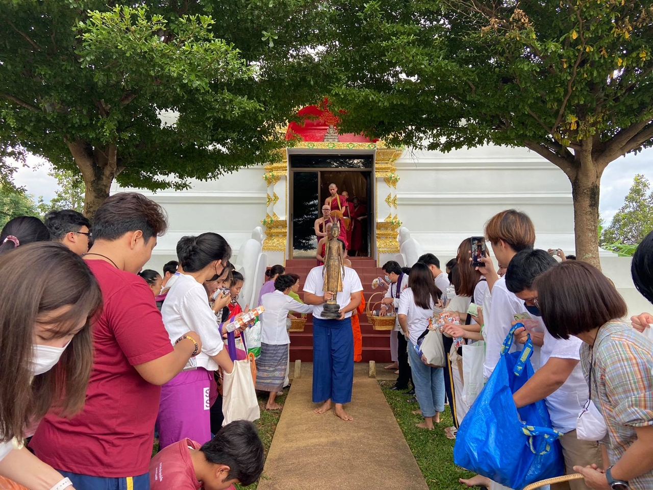 คณะรัฐศาสตร์และสังคมศาสตร์ มหาวิทยาลัยพะเยา ร่วมประเพณีตักบาตรเทโวโรหณะ เนื่องในวันมหาปวารณาออกพรรษา ประจำปี 2563