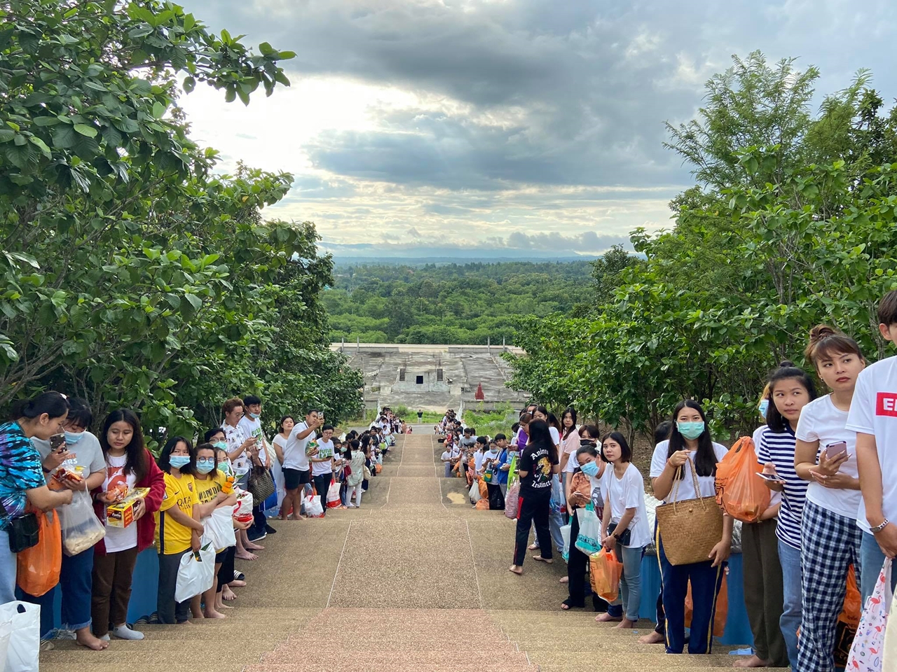 คณะรัฐศาสตร์และสังคมศาสตร์ มหาวิทยาลัยพะเยา ร่วมประเพณีตักบาตรเทโวโรหณะ เนื่องในวันมหาปวารณาออกพรรษา ประจำปี 2563