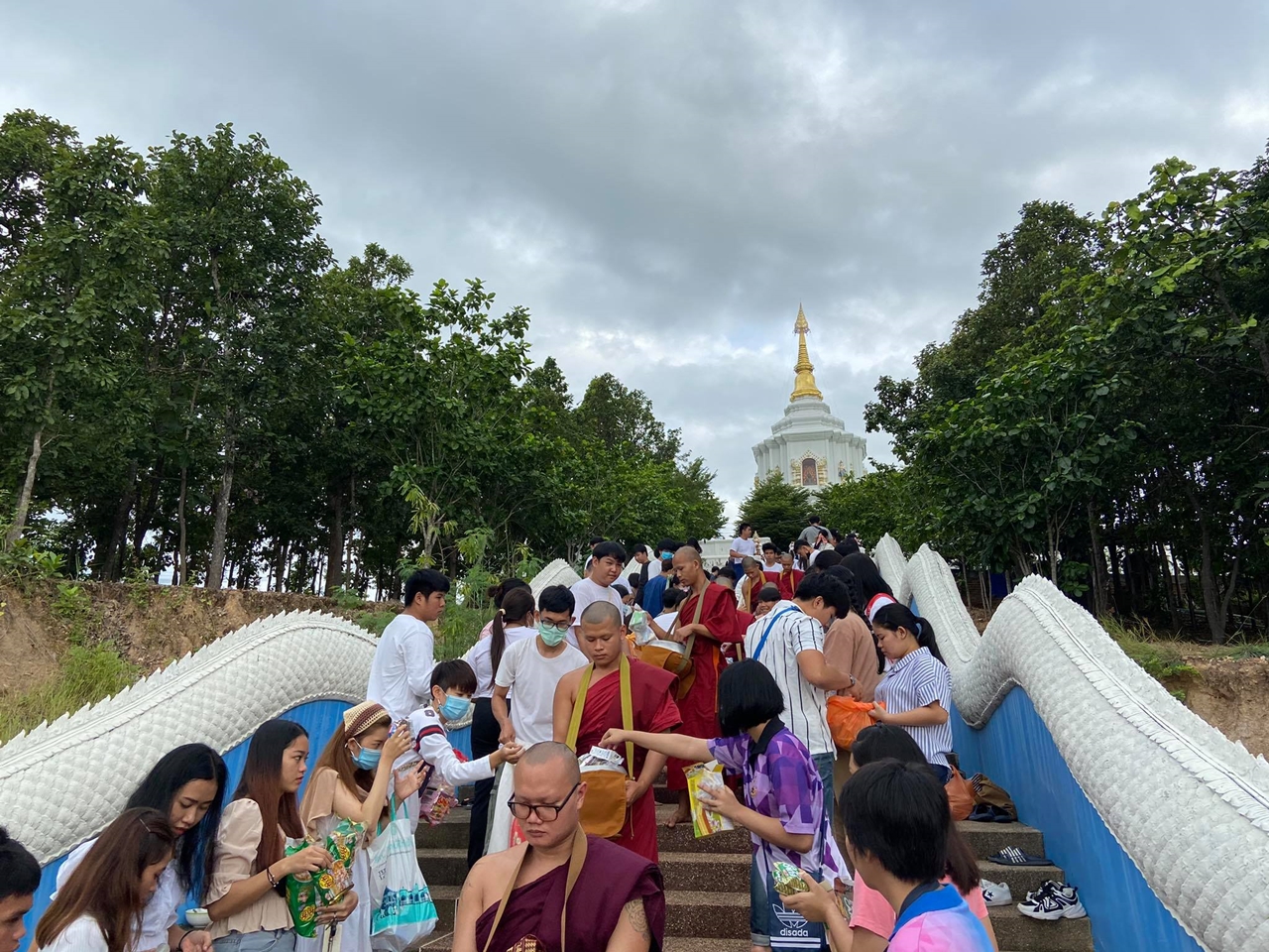 คณะรัฐศาสตร์และสังคมศาสตร์ มหาวิทยาลัยพะเยา ร่วมประเพณีตักบาตรเทโวโรหณะ เนื่องในวันมหาปวารณาออกพรรษา ประจำปี 2563