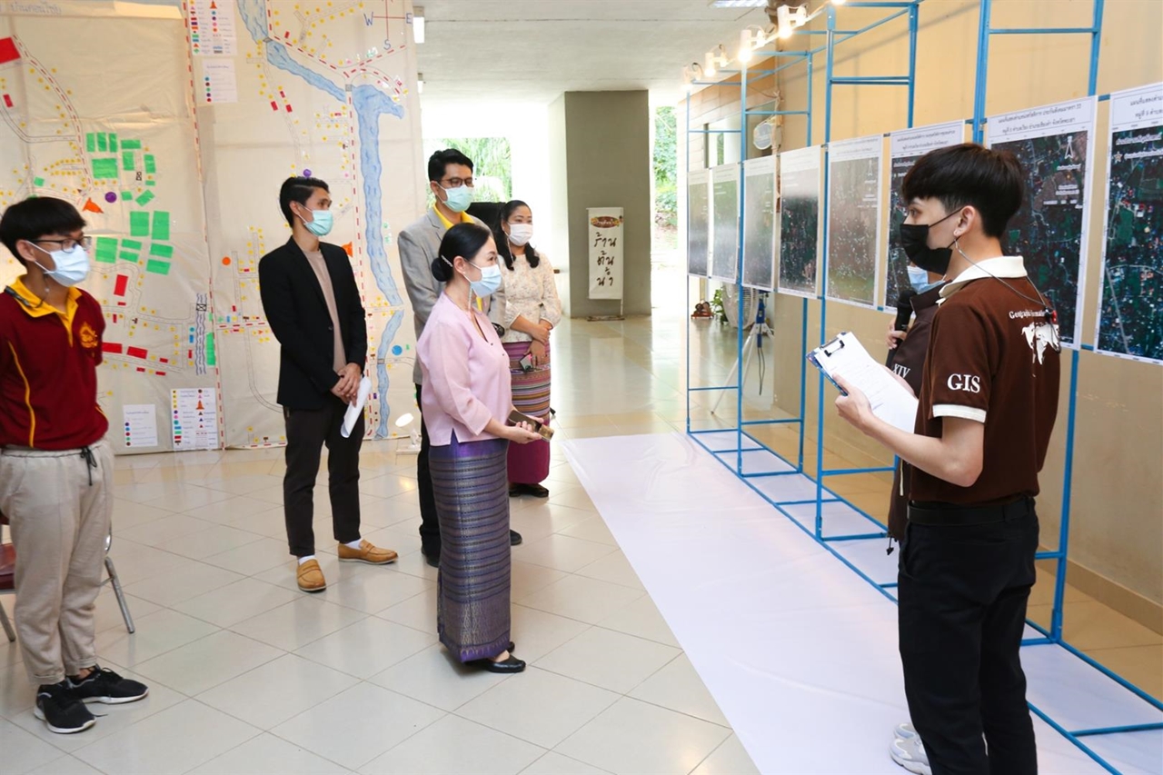 คณะรัฐศาสตร์และสังคมศาสตร์ ร่วมกับ คณะเทคโนโลยีสารสนเทศและการสื่อสาร จัดกิจกรรม การนำเสนอผลงานต่อผู้บริหารมหาวิทยาลัย