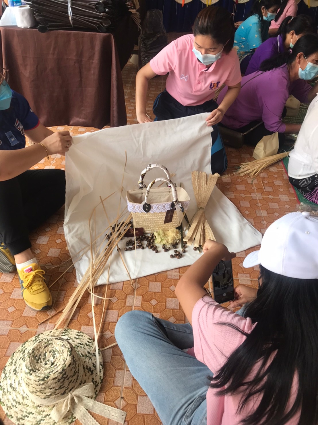 คณะรัฐศาสตร์และสังคมศาสตร์ ดำเนินโครงการ กิจกรรมที่ 5 “การพัฒนาอาชีพใหม่ฯ (การอบรมเชิงปฏิบัติการเพื่อยกระดับอาชีพและเศรษฐกิจในพื้นที่)” ณ ตำบลงิม