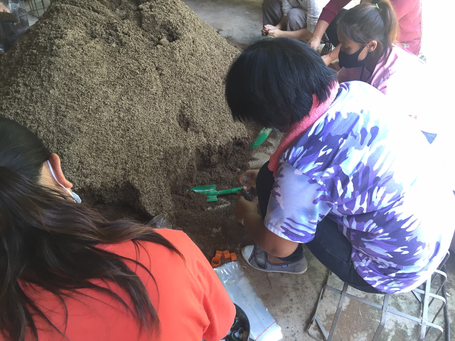 คณะรัฐศาสตร์และสังคมศาสตร์ ดำเนินโครงการ กิจกรรมที่ 5 “การพัฒนาอาชีพใหม่ฯ (การอบรมเชิงปฏิบัติการเพื่อยกระดับอาชีพและเศรษฐกิจในพื้นที่)” ณ ตำบลสบบง