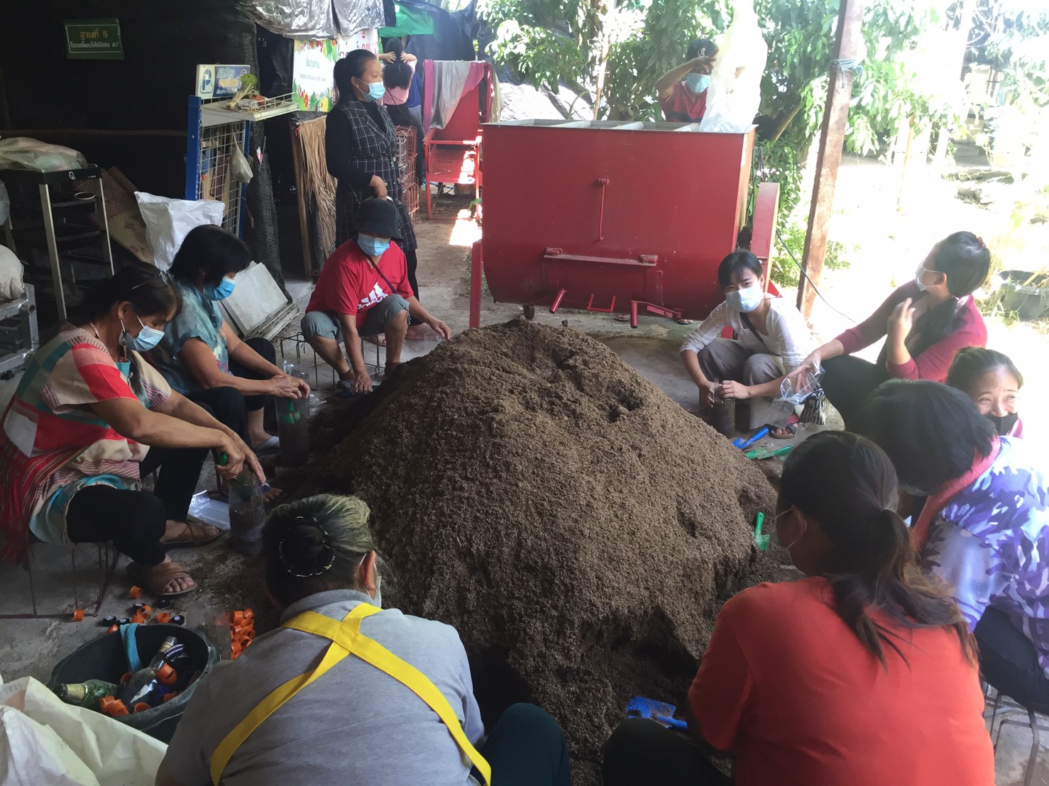 คณะรัฐศาสตร์และสังคมศาสตร์ ดำเนินโครงการ กิจกรรมที่ 5 “การพัฒนาอาชีพใหม่ฯ (การอบรมเชิงปฏิบัติการเพื่อยกระดับอาชีพและเศรษฐกิจในพื้นที่)” ณ ตำบลสบบง