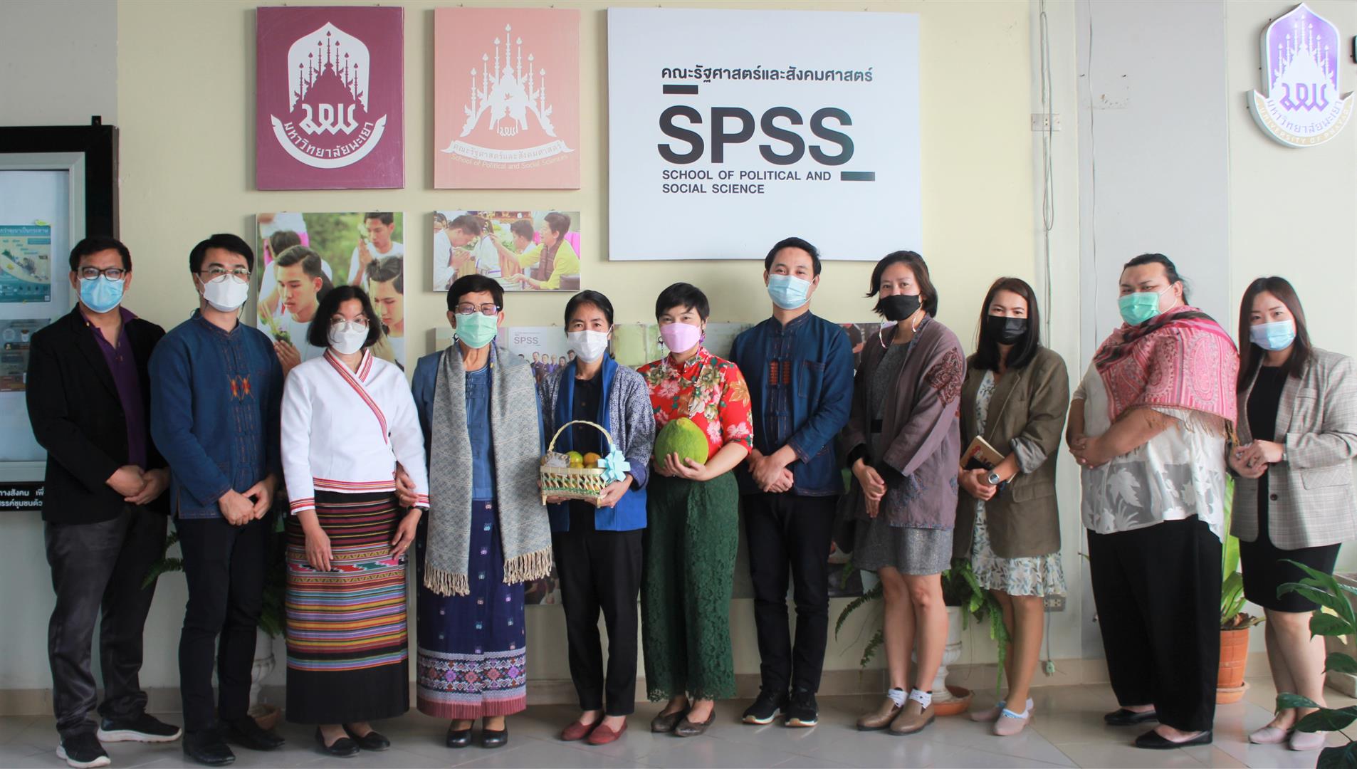 คณบดีคณะรัฐศาสตร์และสังคมศาสตร์พร้อมผู้บริหารคณะ ร่วมต้อนรับศูนย์บรรณสารและการเรียนรู้ ในกิจกรรม LLC สัญจร ภายใต้โครงการส่งเสริมและพัฒนาเครือข่ายศูนย์การเรียนรู้ตลอดชีวิต (Lifelong Learning Center)