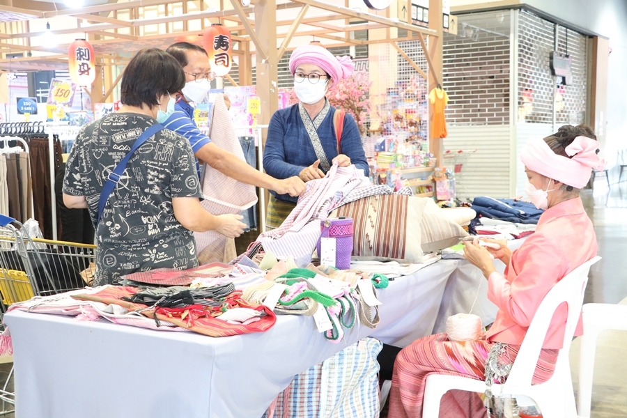 กิจกรรมแสดงผลงาน โครงการวิจัย “การเสริมสร้างศักยภาพในการเพิ่มมูลค่าผลิตภัณฑ์ชุมชนจากการแปลงทุนชุนชน ต.แม่อิง อ.ภูกามยาว จ.พะเยา