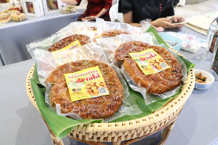 กิจกรรมแสดงผลงาน โครงการวิจัย “การเสริมสร้างศักยภาพในการเพิ่มมูลค่าผลิตภัณฑ์ชุมชนจากการแปลงทุนชุนชน ต.แม่อิง อ.ภูกามยาว จ.พะเยา