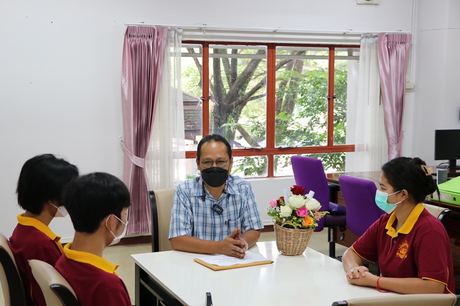 ตัวแทนนิสิต มอบ “สาสน์” จากนิสิตคณะรัฐศาสตร์และสังคมศาสตร์ ให้กับ คณบดี (รศ.ดร.มนตรา พงษ์นิล) ในโอกาสเข้าปฏิบัติงานวันแรกในตำแหน่ง คณบดีคณะรัฐศาสตร์