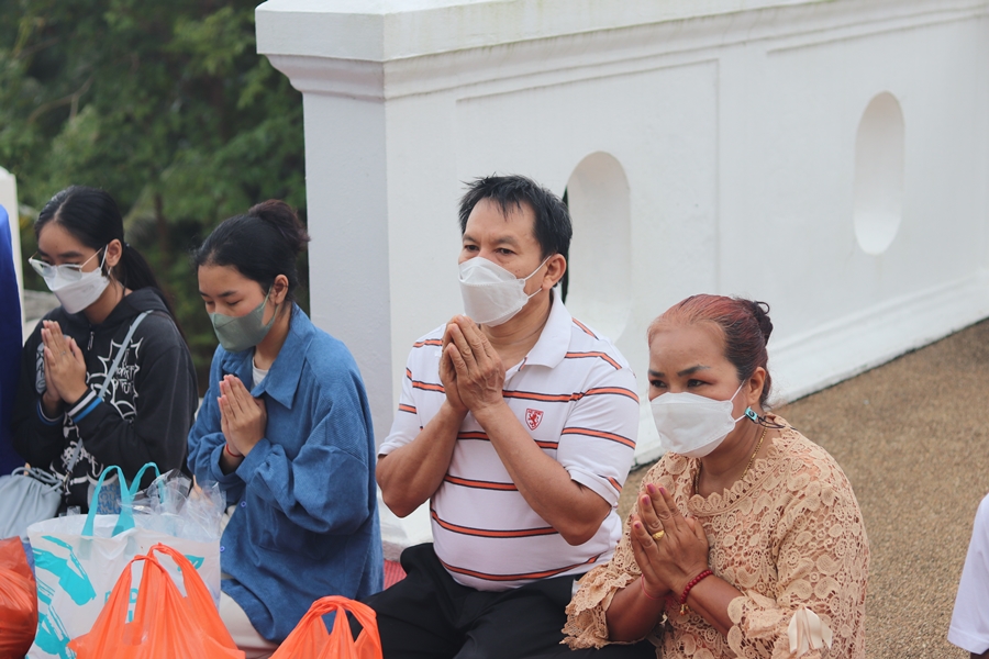 คณะรัฐศาสตร์และสังคมศาสตร์ มหาวิทยาลัยพะเยา ดำเนินโครงการตักบาตรเทโวโรหณะ เนื่องในวันมหาปวารณาออกพรรษา ประจำปี 2565 ณ วัดป่าพระอุบาลี