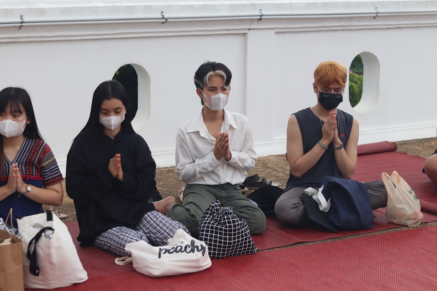 คณะรัฐศาสตร์และสังคมศาสตร์ มหาวิทยาลัยพะเยา ดำเนินโครงการตักบาตรเทโวโรหณะ เนื่องในวันมหาปวารณาออกพรรษา ประจำปี 2565 ณ วัดป่าพระอุบาลี