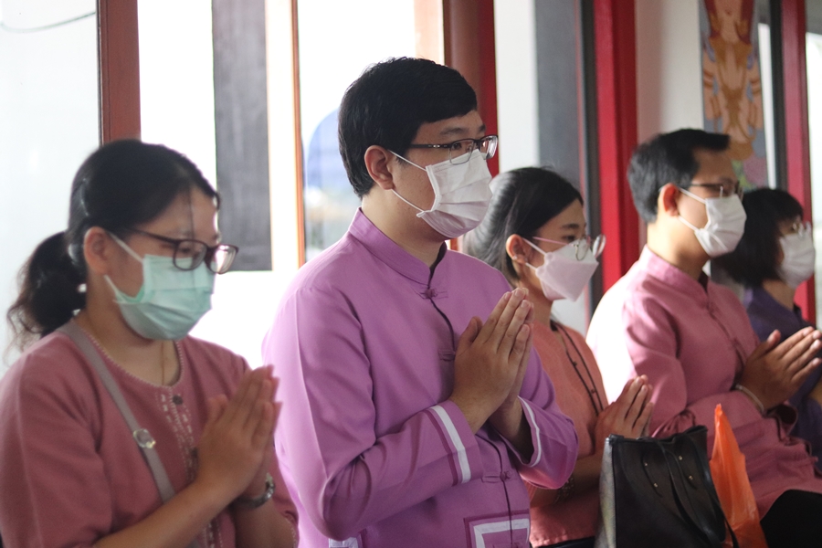 คณะรัฐศาสตร์และสังคมศาสตร์ มหาวิทยาลัยพะเยา ดำเนินโครงการตักบาตรเทโวโรหณะ เนื่องในวันมหาปวารณาออกพรรษา ประจำปี 2565 ณ วัดป่าพระอุบาลี