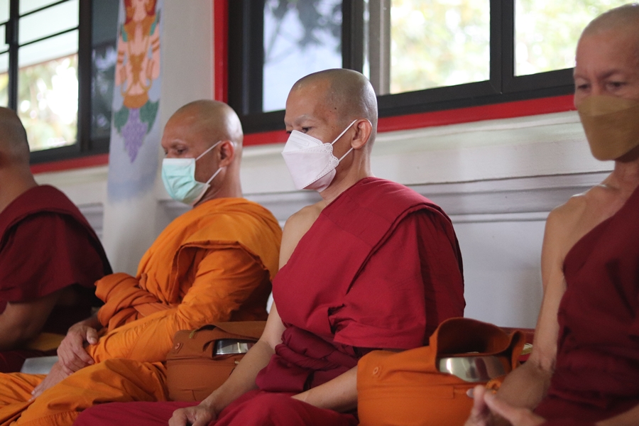 คณะรัฐศาสตร์และสังคมศาสตร์ มหาวิทยาลัยพะเยา ดำเนินโครงการตักบาตรเทโวโรหณะ เนื่องในวันมหาปวารณาออกพรรษา ประจำปี 2565 ณ วัดป่าพระอุบาลี