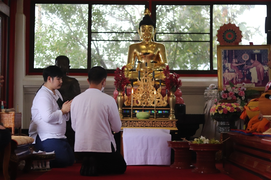 คณะรัฐศาสตร์และสังคมศาสตร์ มหาวิทยาลัยพะเยา ดำเนินโครงการตักบาตรเทโวโรหณะ เนื่องในวันมหาปวารณาออกพรรษา ประจำปี 2565 ณ วัดป่าพระอุบาลี