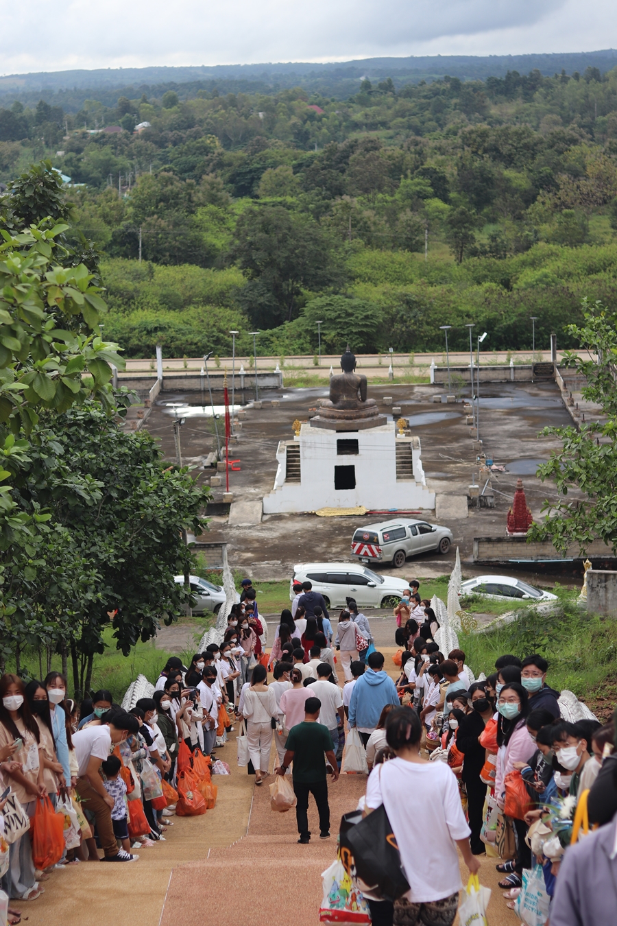 คณะรัฐศาสตร์และสังคมศาสตร์ มหาวิทยาลัยพะเยา ดำเนินโครงการตักบาตรเทโวโรหณะ เนื่องในวันมหาปวารณาออกพรรษา ประจำปี 2565 ณ วัดป่าพระอุบาลี
