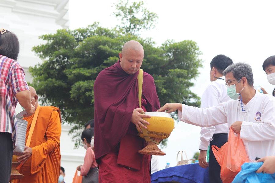 คณะรัฐศาสตร์และสังคมศาสตร์ มหาวิทยาลัยพะเยา ดำเนินโครงการตักบาตรเทโวโรหณะ เนื่องในวันมหาปวารณาออกพรรษา ประจำปี 2565 ณ วัดป่าพระอุบาลี