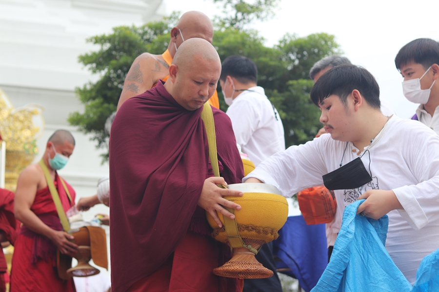 คณะรัฐศาสตร์และสังคมศาสตร์ มหาวิทยาลัยพะเยา ดำเนินโครงการตักบาตรเทโวโรหณะ เนื่องในวันมหาปวารณาออกพรรษา ประจำปี 2565 ณ วัดป่าพระอุบาลี