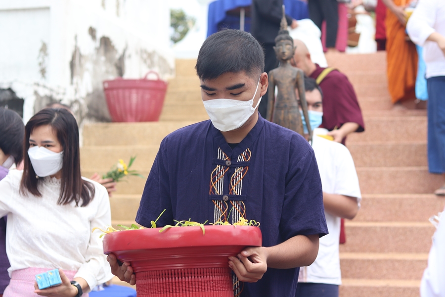 คณะรัฐศาสตร์และสังคมศาสตร์ มหาวิทยาลัยพะเยา ดำเนินโครงการตักบาตรเทโวโรหณะ เนื่องในวันมหาปวารณาออกพรรษา ประจำปี 2565 ณ วัดป่าพระอุบาลี