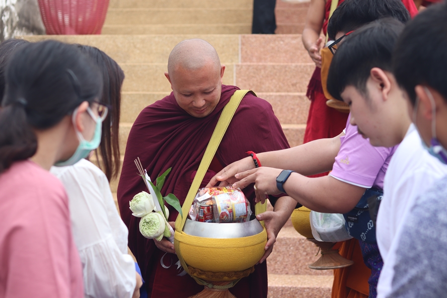 คณะรัฐศาสตร์และสังคมศาสตร์ มหาวิทยาลัยพะเยา ดำเนินโครงการตักบาตรเทโวโรหณะ เนื่องในวันมหาปวารณาออกพรรษา ประจำปี 2565 ณ วัดป่าพระอุบาลี