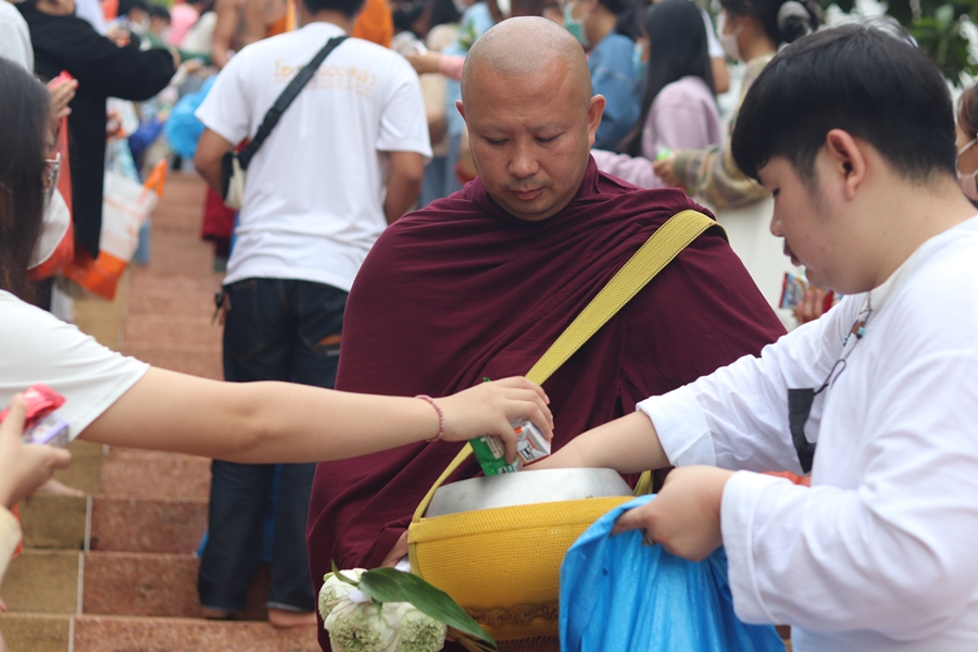 คณะรัฐศาสตร์และสังคมศาสตร์ มหาวิทยาลัยพะเยา ดำเนินโครงการตักบาตรเทโวโรหณะ เนื่องในวันมหาปวารณาออกพรรษา ประจำปี 2565 ณ วัดป่าพระอุบาลี