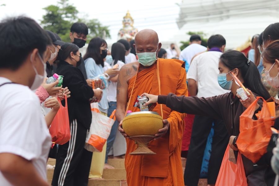 คณะรัฐศาสตร์และสังคมศาสตร์ มหาวิทยาลัยพะเยา ดำเนินโครงการตักบาตรเทโวโรหณะ เนื่องในวันมหาปวารณาออกพรรษา ประจำปี 2565 ณ วัดป่าพระอุบาลี