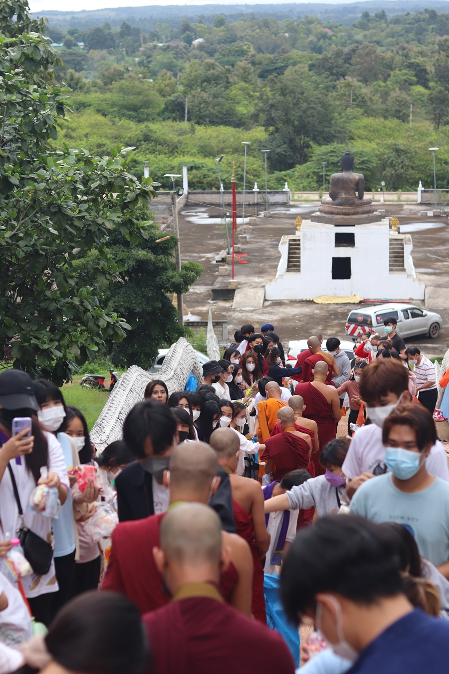 คณะรัฐศาสตร์และสังคมศาสตร์ มหาวิทยาลัยพะเยา ดำเนินโครงการตักบาตรเทโวโรหณะ เนื่องในวันมหาปวารณาออกพรรษา ประจำปี 2565 ณ วัดป่าพระอุบาลี