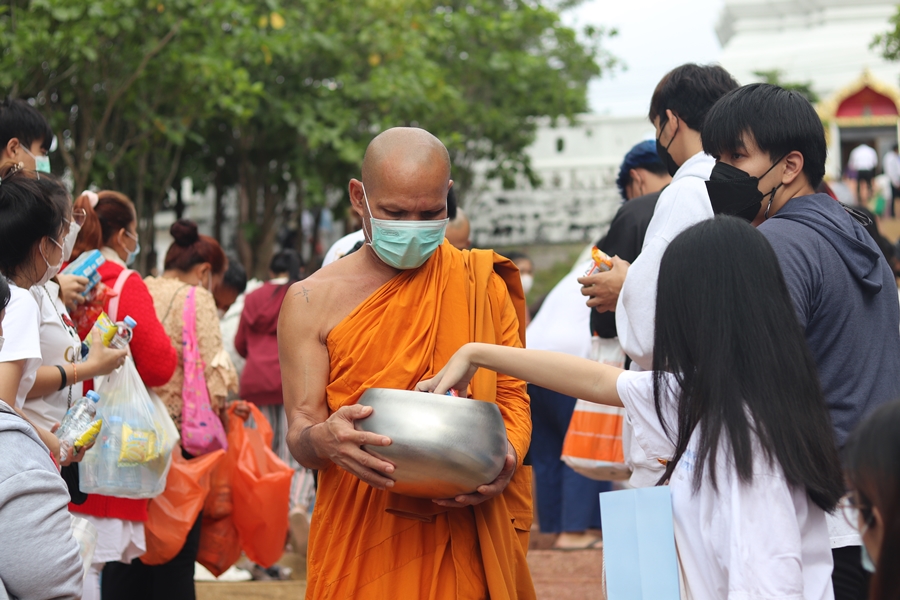 คณะรัฐศาสตร์และสังคมศาสตร์ มหาวิทยาลัยพะเยา ดำเนินโครงการตักบาตรเทโวโรหณะ เนื่องในวันมหาปวารณาออกพรรษา ประจำปี 2565 ณ วัดป่าพระอุบาลี