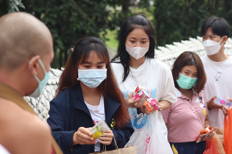 คณะรัฐศาสตร์และสังคมศาสตร์ มหาวิทยาลัยพะเยา ดำเนินโครงการตักบาตรเทโวโรหณะ เนื่องในวันมหาปวารณาออกพรรษา ประจำปี 2565 ณ วัดป่าพระอุบาลี