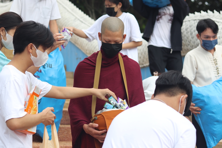 คณะรัฐศาสตร์และสังคมศาสตร์ มหาวิทยาลัยพะเยา ดำเนินโครงการตักบาตรเทโวโรหณะ เนื่องในวันมหาปวารณาออกพรรษา ประจำปี 2565 ณ วัดป่าพระอุบาลี