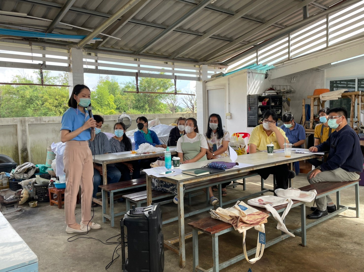 กิจกรรมถอดบทเรียนและจัดทำวิดีทัศน์ นวัตกรรมกระบวนการเพื่อยกระดับตราสัญลักษณ์และบรรจุภัณฑ์ผ้ามัดย้อมแม่อิงชิโบริ (1 คณะ 1 ชุมชนนวัตกรรม) คณะรัฐศาสตร์และสังคมศาสตร์