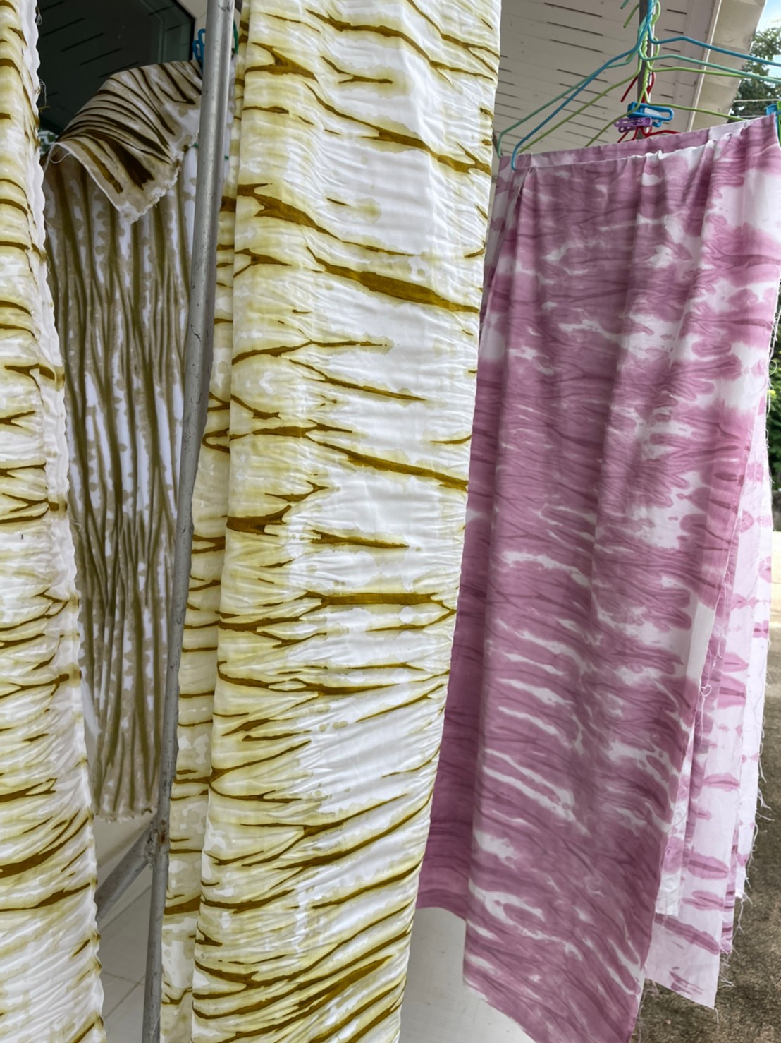 กิจกรรมถอดบทเรียนและจัดทำวิดีทัศน์ นวัตกรรมกระบวนการเพื่อยกระดับตราสัญลักษณ์และบรรจุภัณฑ์ผ้ามัดย้อมแม่อิงชิโบริ (1 คณะ 1 ชุมชนนวัตกรรม) คณะรัฐศาสตร์และสังคมศาสตร์