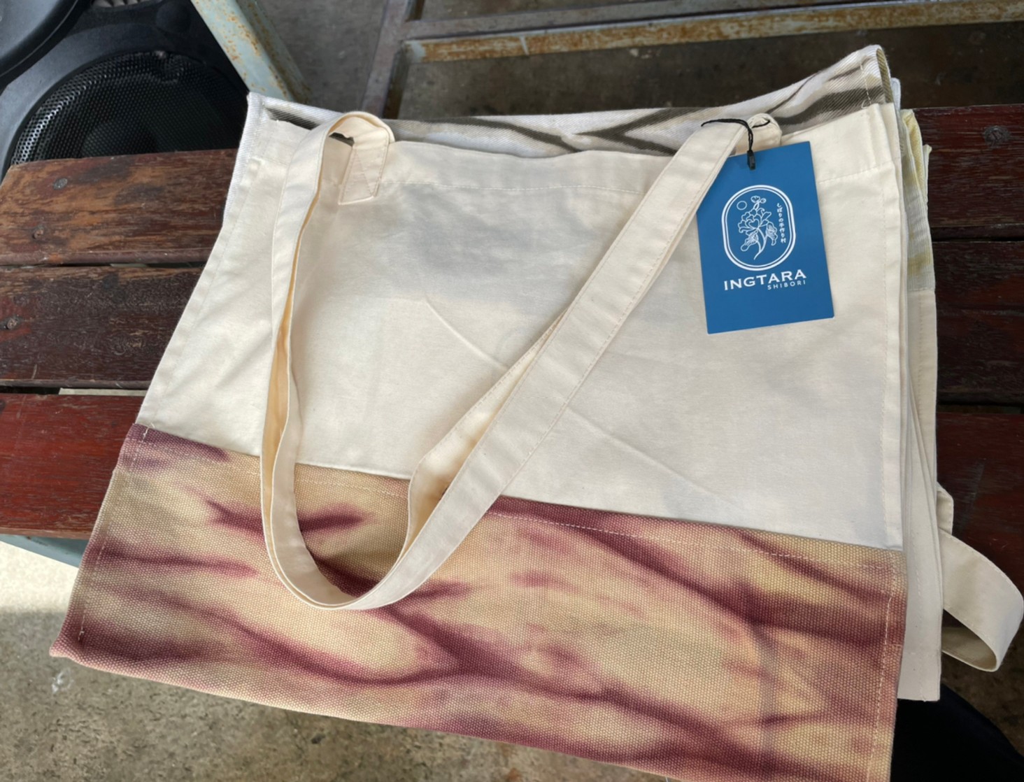 กิจกรรมถอดบทเรียนและจัดทำวิดีทัศน์ นวัตกรรมกระบวนการเพื่อยกระดับตราสัญลักษณ์และบรรจุภัณฑ์ผ้ามัดย้อมแม่อิงชิโบริ (1 คณะ 1 ชุมชนนวัตกรรม) คณะรัฐศาสตร์และสังคมศาสตร์