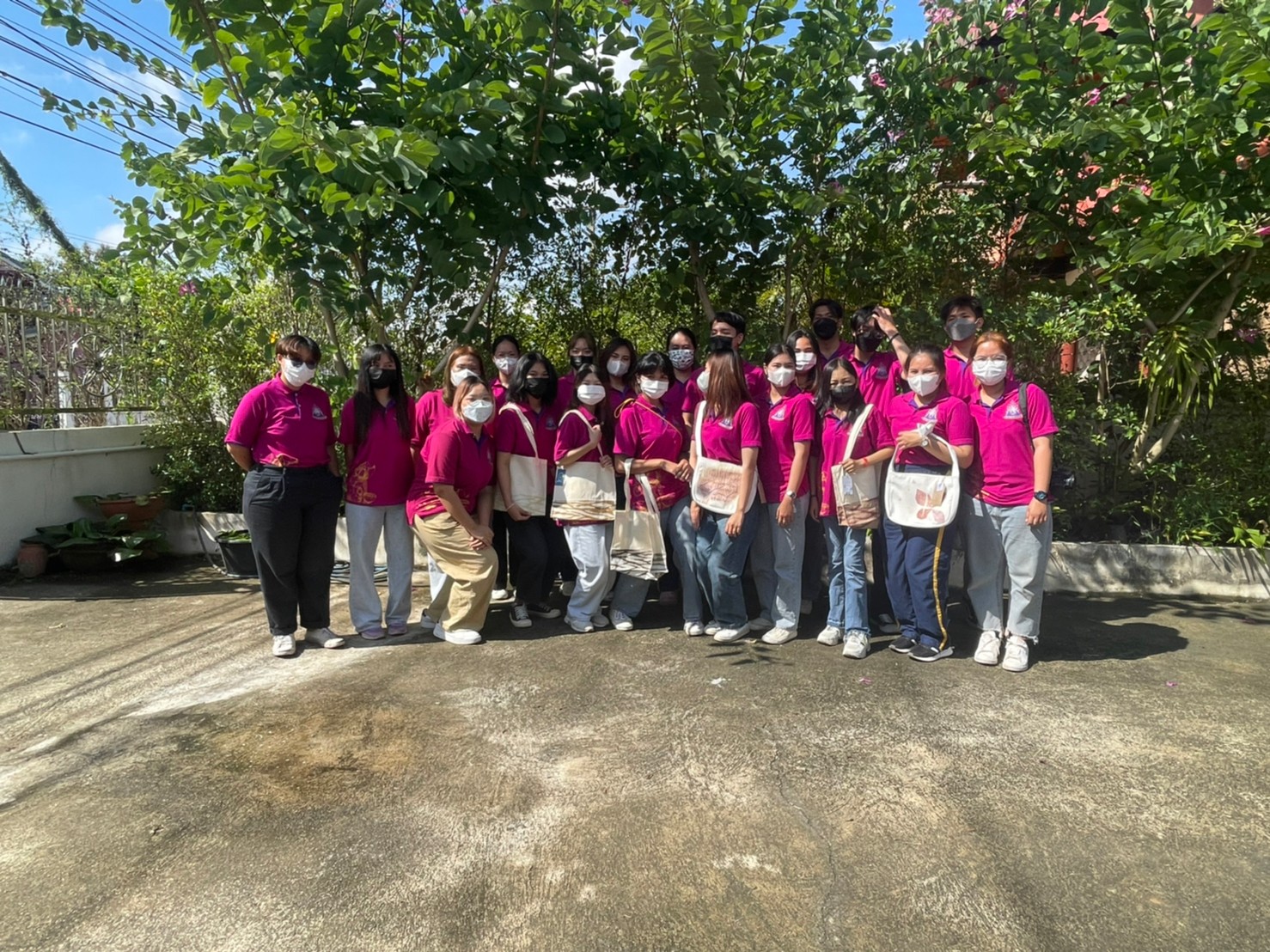 กิจกรรมถอดบทเรียนและจัดทำวิดีทัศน์ นวัตกรรมกระบวนการเพื่อยกระดับตราสัญลักษณ์และบรรจุภัณฑ์ผ้ามัดย้อมแม่อิงชิโบริ (1 คณะ 1 ชุมชนนวัตกรรม) คณะรัฐศาสตร์และสังคมศาสตร์