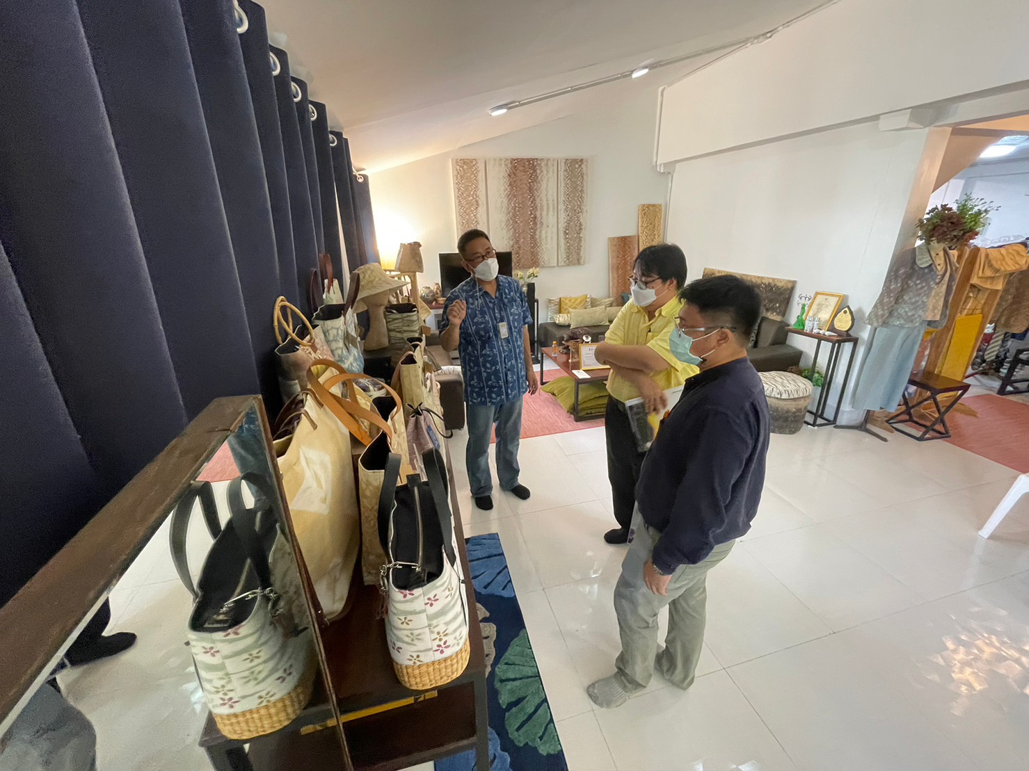 กิจกรรมถอดบทเรียนและจัดทำวิดีทัศน์ นวัตกรรมกระบวนการเพื่อยกระดับตราสัญลักษณ์และบรรจุภัณฑ์ผ้ามัดย้อมแม่อิงชิโบริ (1 คณะ 1 ชุมชนนวัตกรรม) คณะรัฐศาสตร์และสังคมศาสตร์