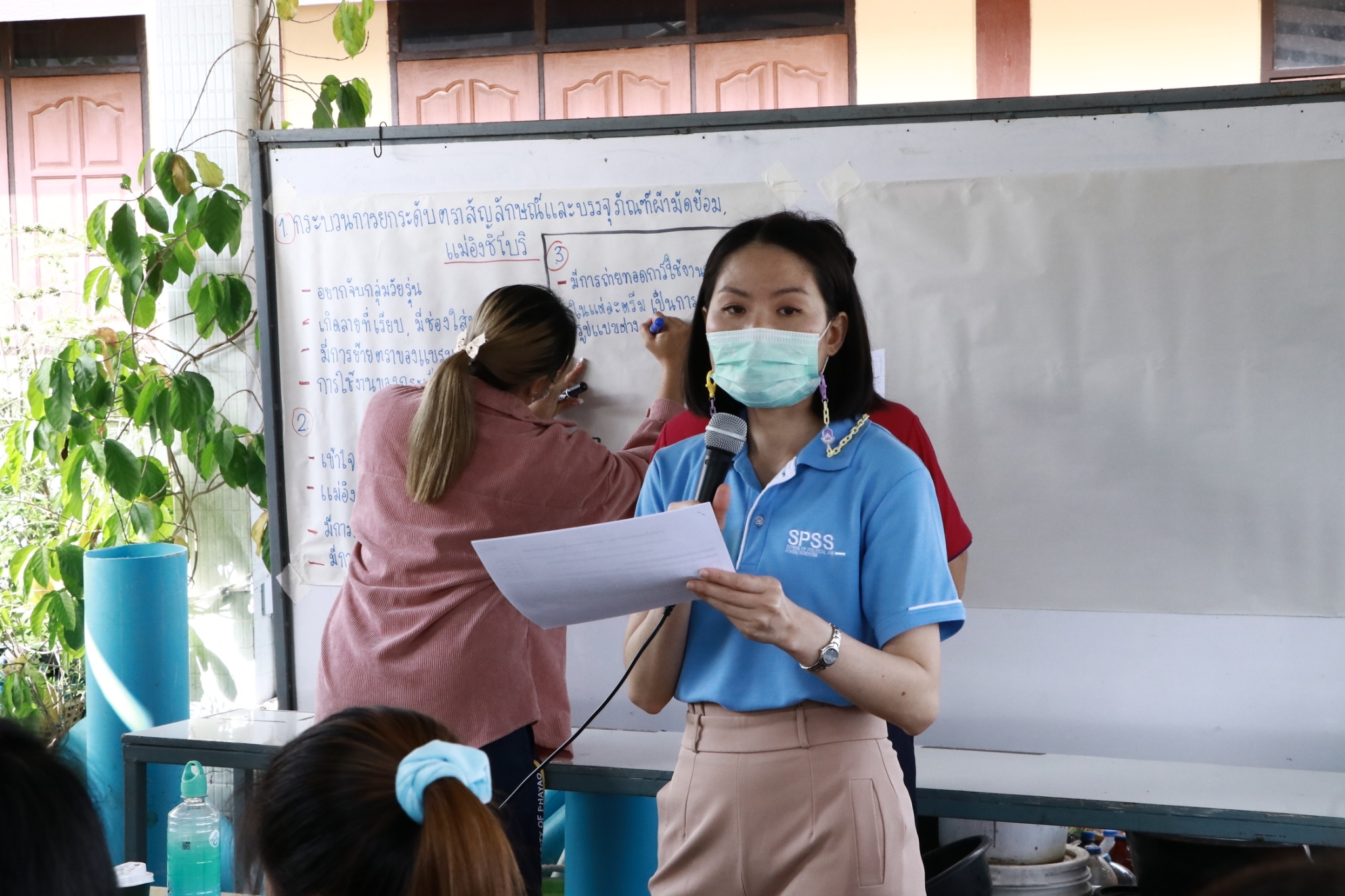 กิจกรรมถอดบทเรียนและจัดทำวิดีทัศน์ นวัตกรรมกระบวนการเพื่อยกระดับตราสัญลักษณ์และบรรจุภัณฑ์ผ้ามัดย้อมแม่อิงชิโบริ (1 คณะ 1 ชุมชนนวัตกรรม) คณะรัฐศาสตร์และสังคมศาสตร์