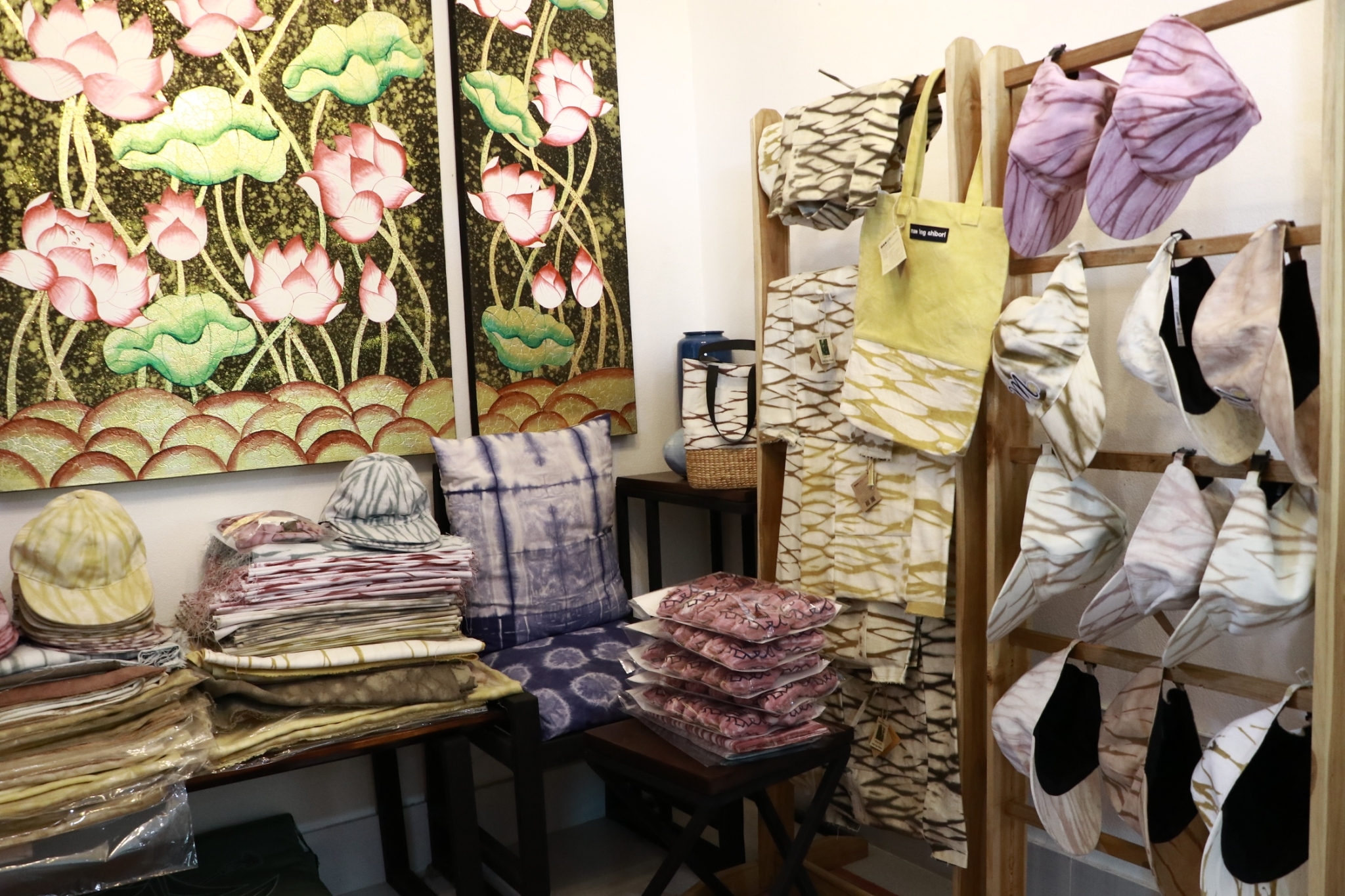 กิจกรรมถอดบทเรียนและจัดทำวิดีทัศน์ นวัตกรรมกระบวนการเพื่อยกระดับตราสัญลักษณ์และบรรจุภัณฑ์ผ้ามัดย้อมแม่อิงชิโบริ (1 คณะ 1 ชุมชนนวัตกรรม) คณะรัฐศาสตร์และสังคมศาสตร์