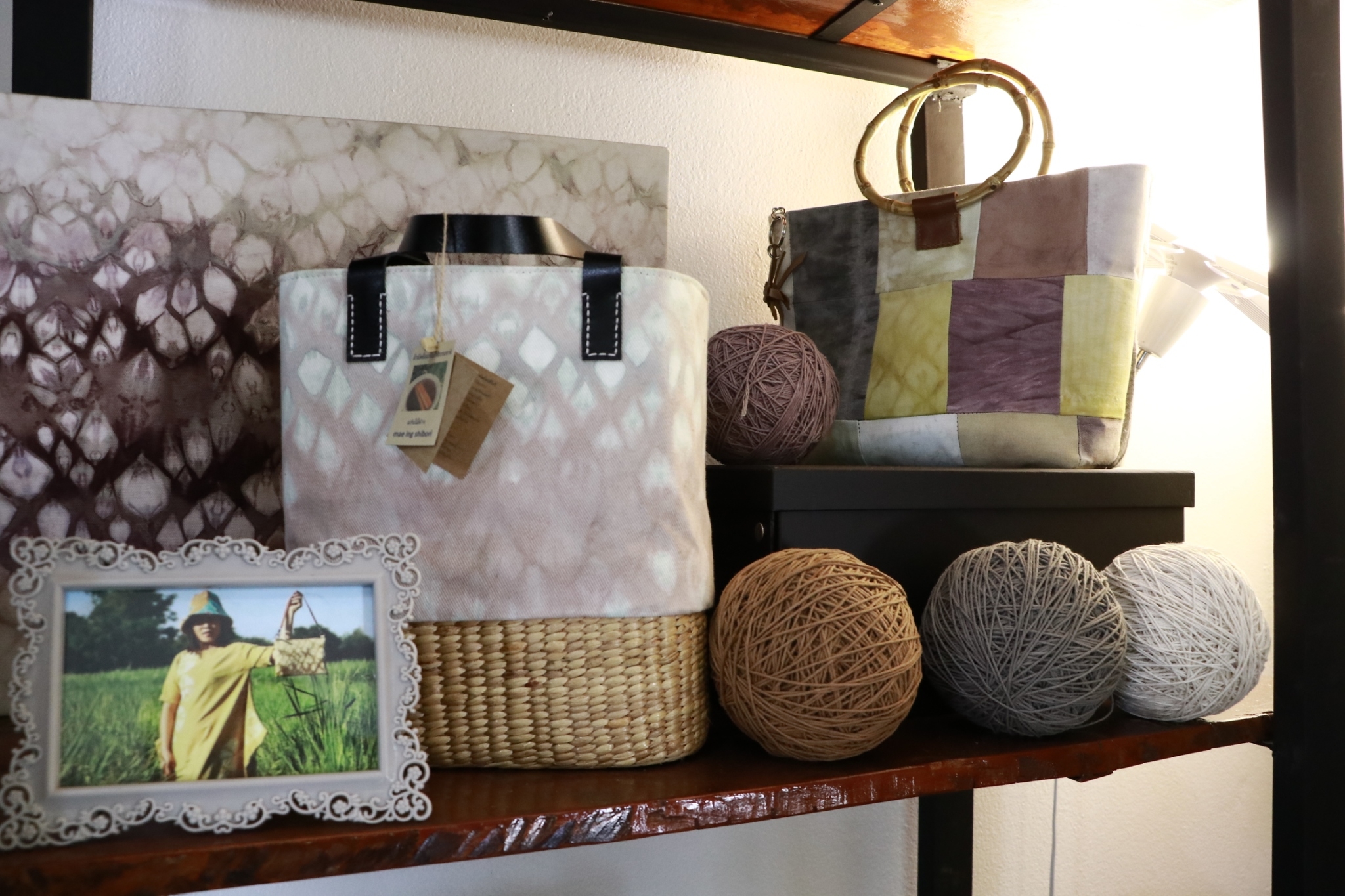 กิจกรรมถอดบทเรียนและจัดทำวิดีทัศน์ นวัตกรรมกระบวนการเพื่อยกระดับตราสัญลักษณ์และบรรจุภัณฑ์ผ้ามัดย้อมแม่อิงชิโบริ (1 คณะ 1 ชุมชนนวัตกรรม) คณะรัฐศาสตร์และสังคมศาสตร์