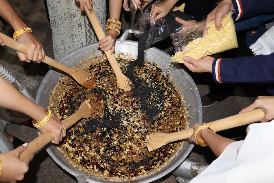 คณะรัฐศาสตร์และสังคมศาสตร์ร่วมกิจกรรมการกวนข้าวทิพย์ ตานข้าวใหม่ใส่บาตรหลวง ประจำปี 2566 ในวันพฤหัสบดี ที่ 5 มกราคม 2566 เวลา 16.00 น.